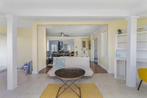 Spacious Coastal Tiverton Waterfront Getaway Cottage