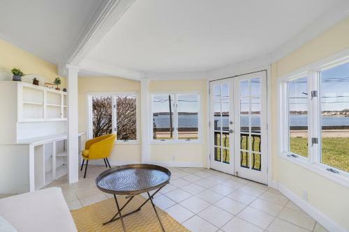 Spacious Coastal Tiverton Waterfront Getaway Cottage