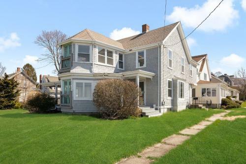 Spacious Coastal Tiverton Waterfront Getaway Cottage