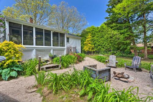 Vibrant Westerly Home With Private Pool And Yard!