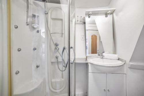 Hostal Room In Studio - Mini Studio Peniche Au Coeur De Lyon, Insolite Et Calme