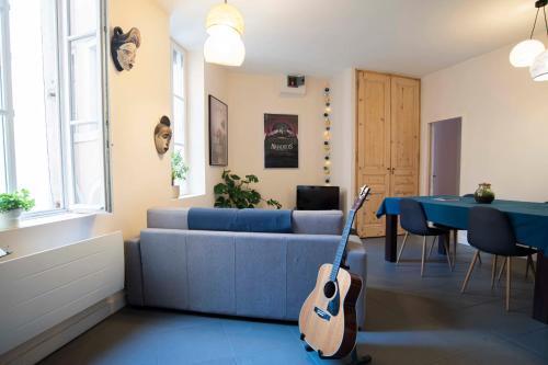 Bright Apartment -near City Hall