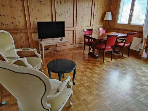 Large 1 Bedroom Apartment With Large Balcony