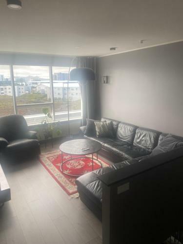 Stylish 2 Floor Apartment. Close To Airport.