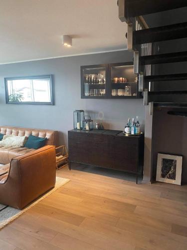 Stylish 2 Floor Apartment. Close To Airport.