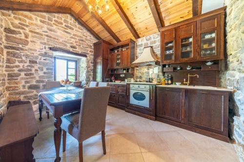 Villa Vala Home 212 - Stone House With Pool And Sea View