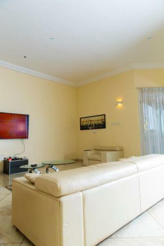 Apartamento 3 Bedroom Fully Furnished Available For Rent