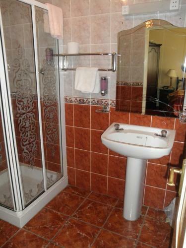 Hostal Clooneen House