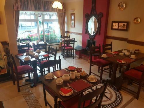 Hostal Clooneen House