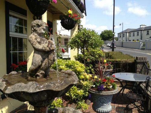 Hostal Clooneen House