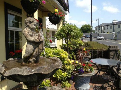 Hostal Clooneen House