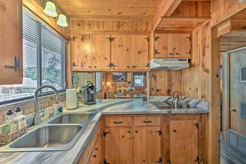 Rustic Payson Cabin Patio, Grill, Fire Pit!