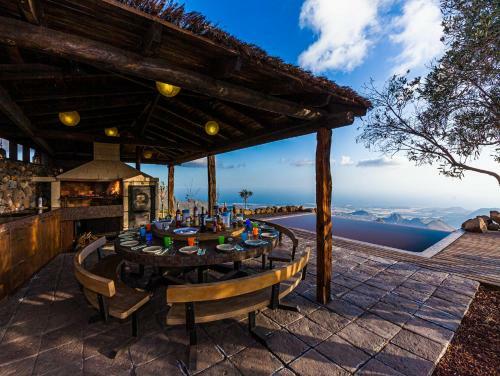 Villa Historic Canarian House, Private Heated Infinity Pool, Bbq, Wifi + Panoramic Ocean Views