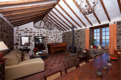 Villa Historic Canarian House, Private Heated Infinity Pool, Bbq, Wifi + Panoramic Ocean Views