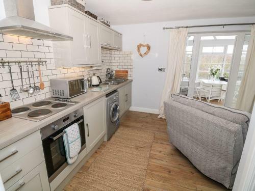 Ty Bach, 1 Bedroom Home With Hot Tub And Views