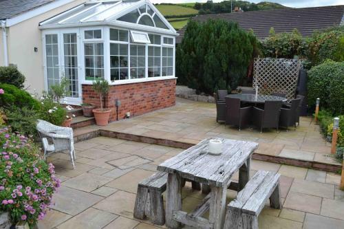 Ty Bach, 1 Bedroom Home With Hot Tub And Views