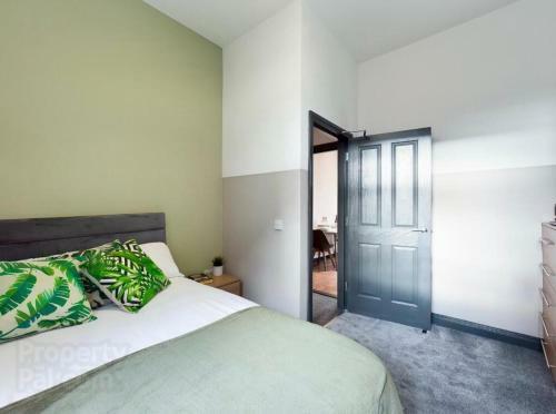 Vibrant 2 Bedroom Apartment In The City