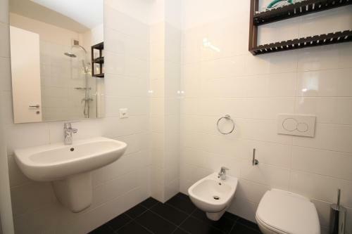 Santi Apartment Few Min From Lake - Happy Rentals