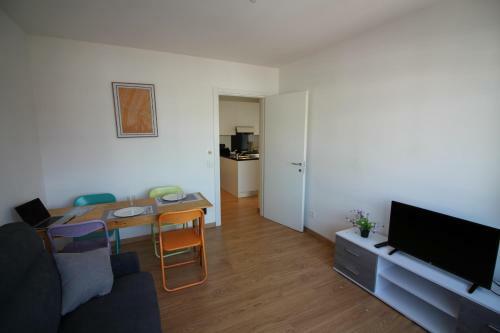 Santi Apartment Few Min From Lake - Happy Rentals