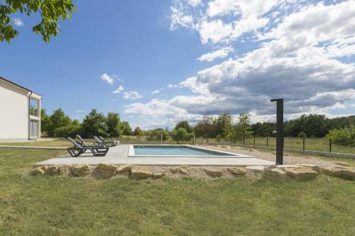 Apartment Mirna With Swimming Pool