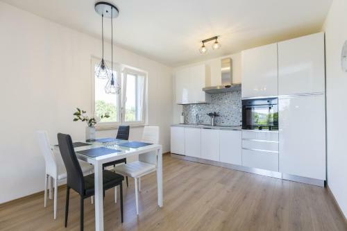 Apartment Mirna With Swimming Pool