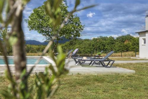 Apartment Mirna With Swimming Pool
