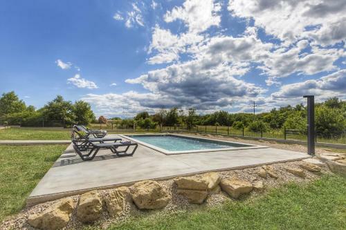Apartment Mirna With Swimming Pool