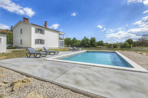 Apartment Mirna With Swimming Pool