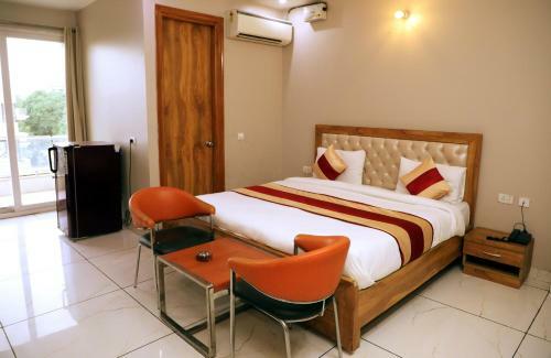 Niketan Medanta Palm Service Apartment