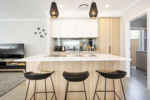 Huxley House Elegant Mudgee Retreat With Backyard