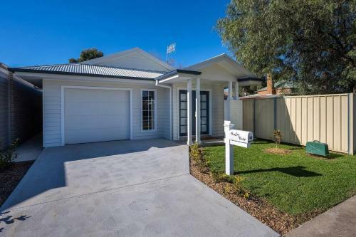 Huxley House Elegant Mudgee Retreat With Backyard