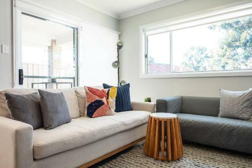 Huxley House Elegant Mudgee Retreat With Backyard