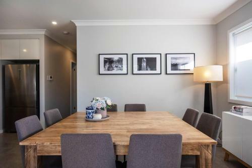 Huxley House Elegant Mudgee Retreat With Backyard
