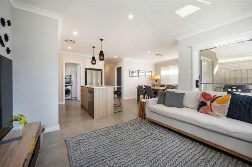 Huxley House Elegant Mudgee Retreat With Backyard