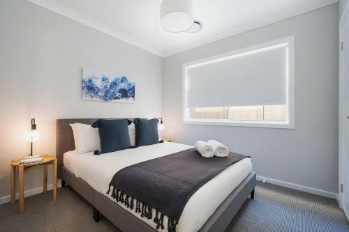 Huxley House Elegant Mudgee Retreat With Backyard