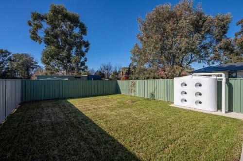 Huxley House Elegant Mudgee Retreat With Backyard