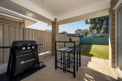 Huxley House Elegant Mudgee Retreat With Backyard