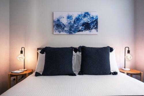 Huxley House Elegant Mudgee Retreat With Backyard