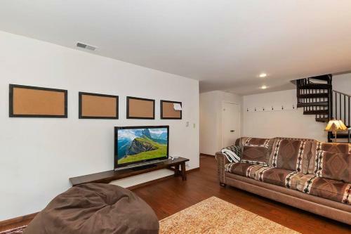Squirrel Shire-spacious! Hot Tub! Close To Skiing!