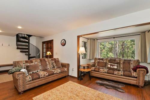 Squirrel Shire-spacious! Hot Tub! Close To Skiing!