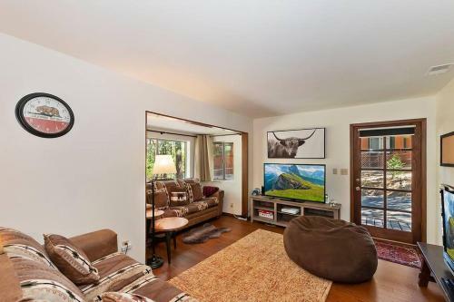 Squirrel Shire-spacious! Hot Tub! Close To Skiing!