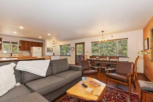 Squirrel Shire-spacious! Hot Tub! Close To Skiing!
