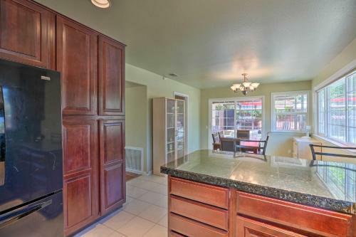 Sacramento Home With Private Pool And Hot Tub!