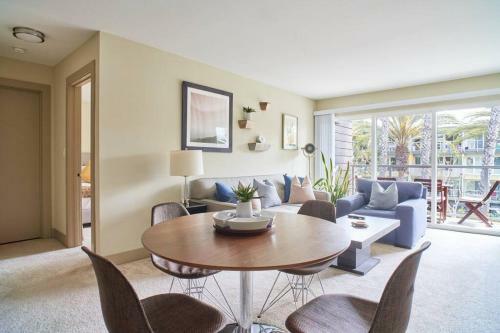 Beautiful Beachside Apartment With Marina View