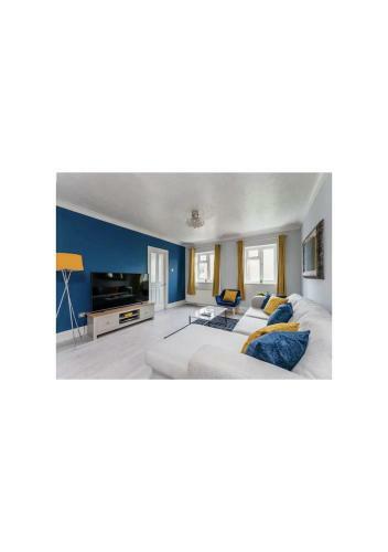 Charming 4-bedroom House With Garden
