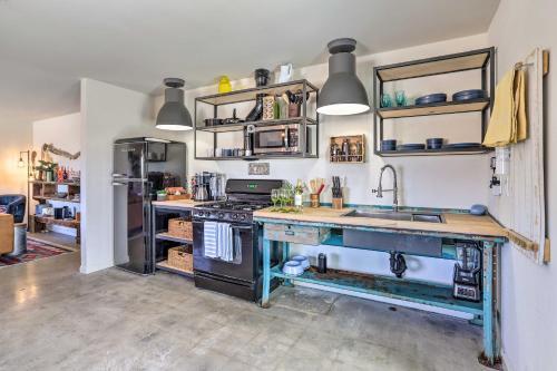 Indie-eclectic Desert Home With Hot Tub And Patio