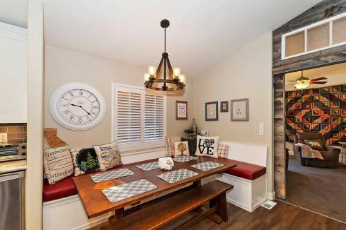 Fitzys Fir Lodge-modern! Pet Friendly! Family Fun!