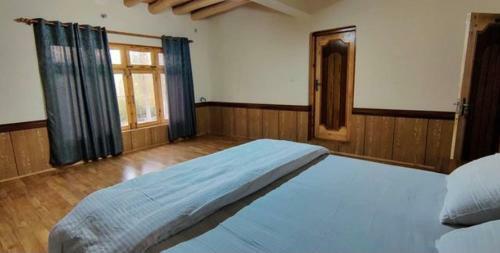 Hostal Yarol Guest House