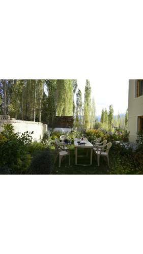 Hostal Yarol Guest House