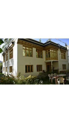 Hostal Yarol Guest House